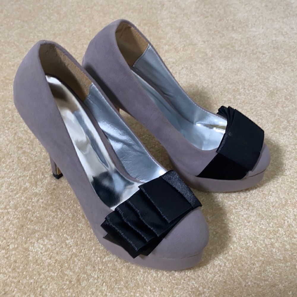Women’s Gray Suede High Heel Size 6 with Black Ribbon Design